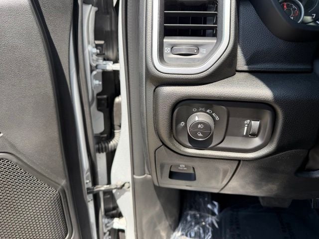 2026 RAM 1500 RAM 1500 EXPRESS CREW CAB 4X4 5'7' BOX